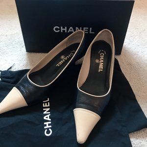 CHANEL Black Leather Pumps w. Kitten Heels